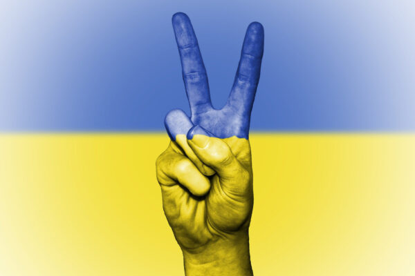 gest pokoju na tle flagi ukrainy